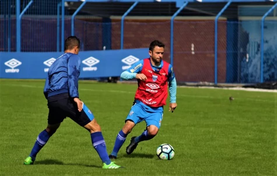 Treino do Avaí conta com o retorno de Juan e alterações de Claudinei