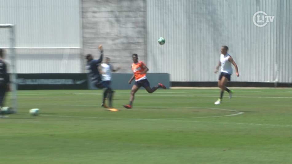 Promessa da base encobre Cássio em treino do Corinthians; veja