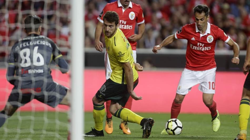 Jonas marca e Benfica vence o fraco Paços de Ferreira no Português