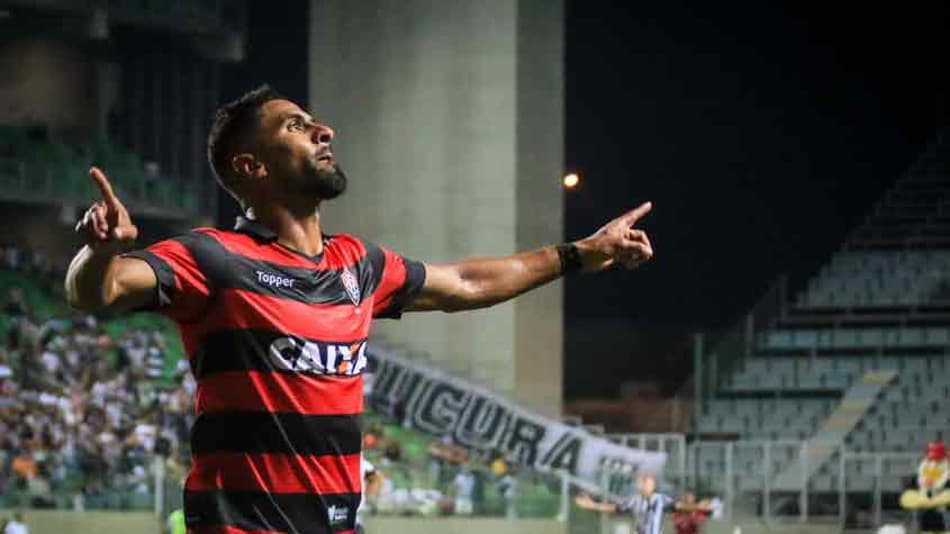 Artilheiro colombiano do Vitória não deixa de lamentar mesmo com triunfo
