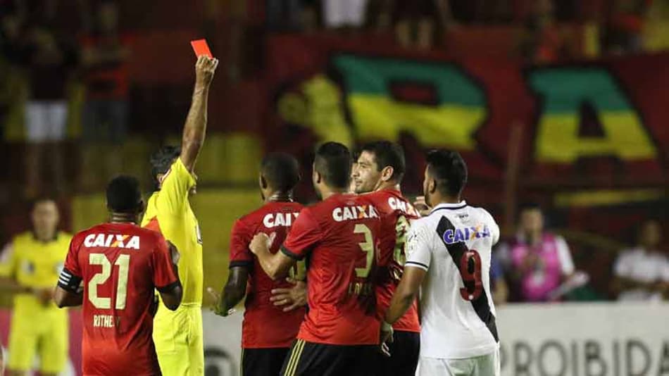 Jogadores do Sport atacam arbitragem de Sandro Meira Ricci