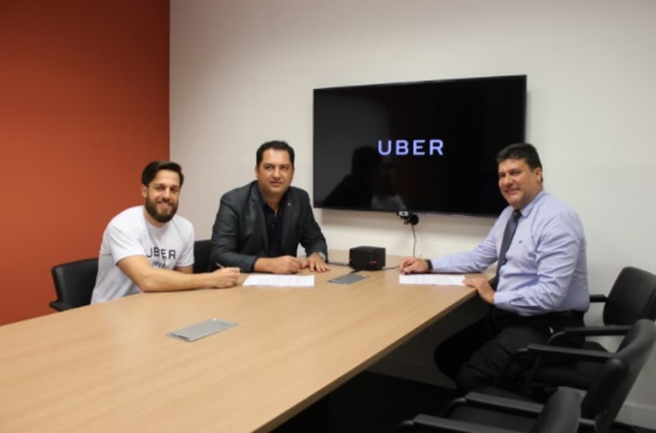 Uber fecha patrocínio com Cruzeiro e Galo e parte do valor das corridas será destinado aos clubes
