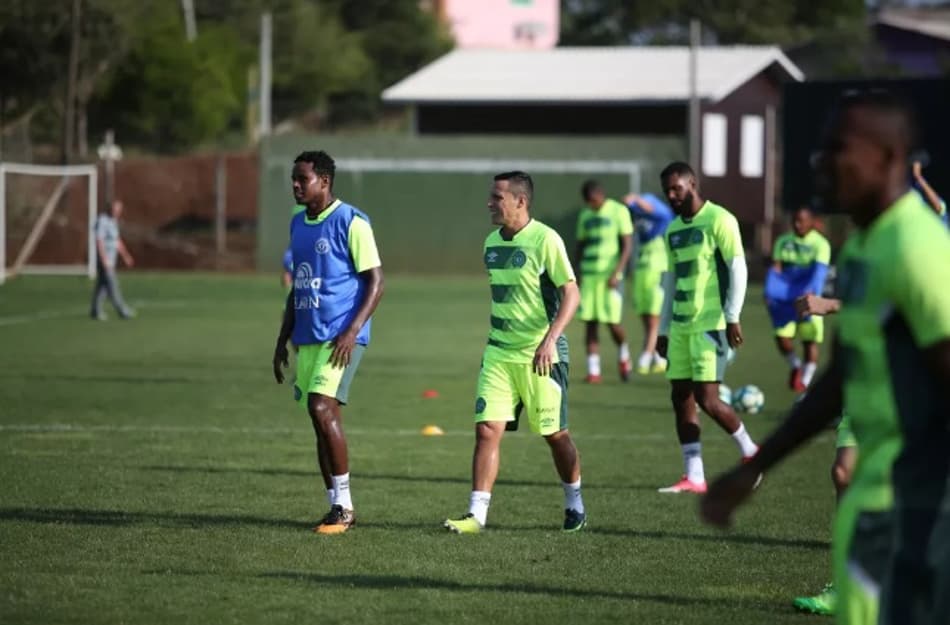 Elicarlos pede cobrança interna na Chapecoense para melhorar o desempenho