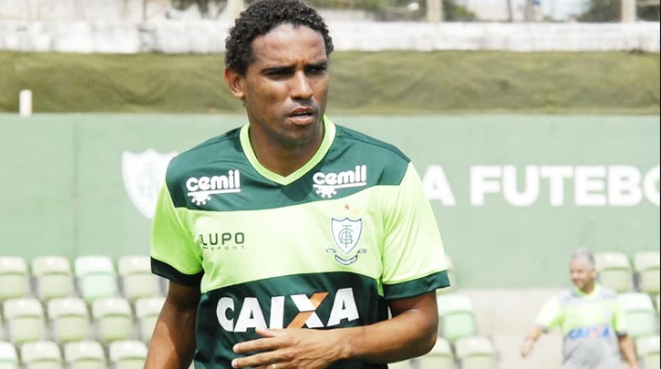 Zagueiro do América-MG exalta espírito de luta do time no Beira-Rio
