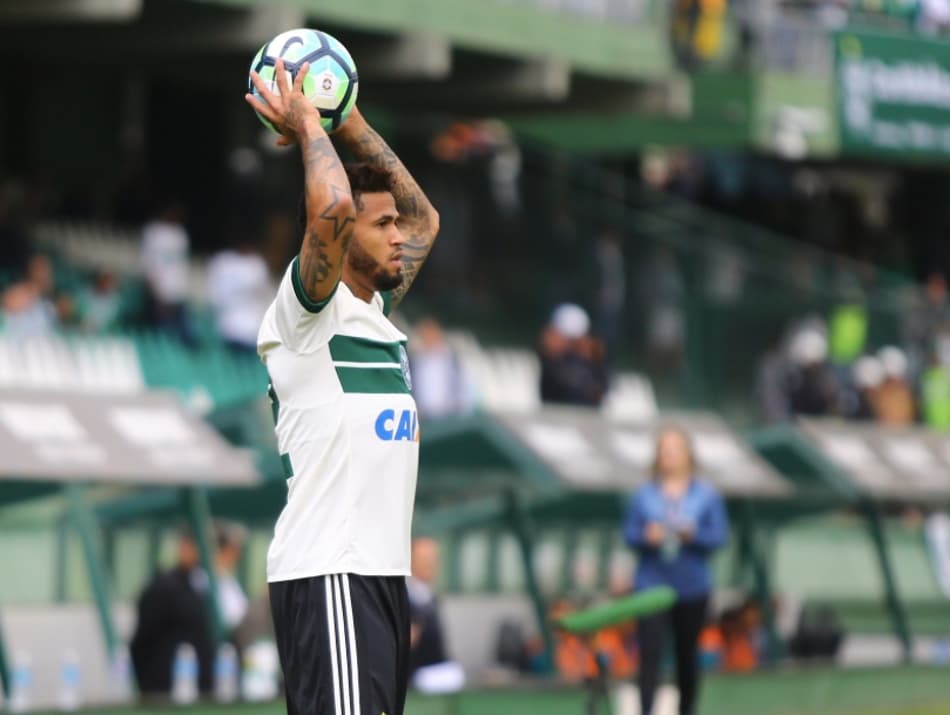 Para deixar a ZR, lateral pede Coritiba ligado contra o Bahia