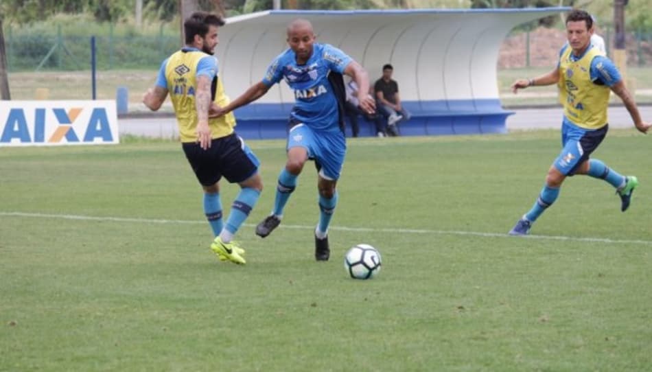 Visando jogo contra o Atlético-GO, Claudinei esboça time do Avaí