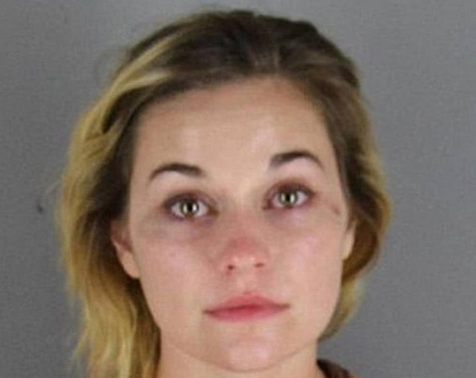 Torcedora é presa por fazer topless em meio a jogo da MLS