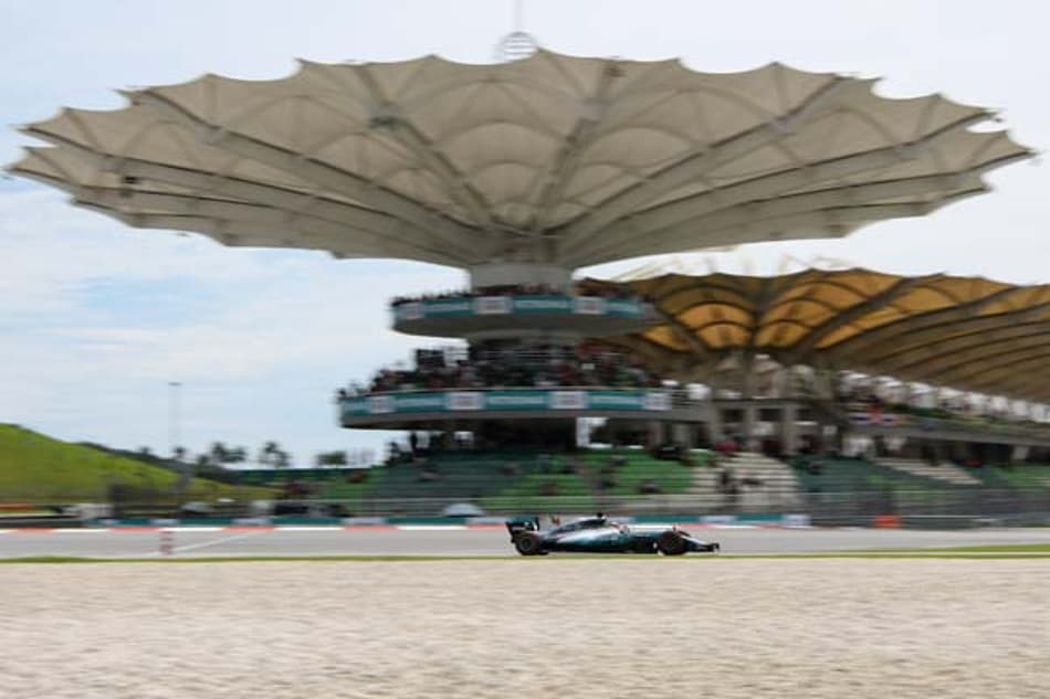 GP da Malásia: Hamilton é pole; Vettel com problemas largará em último