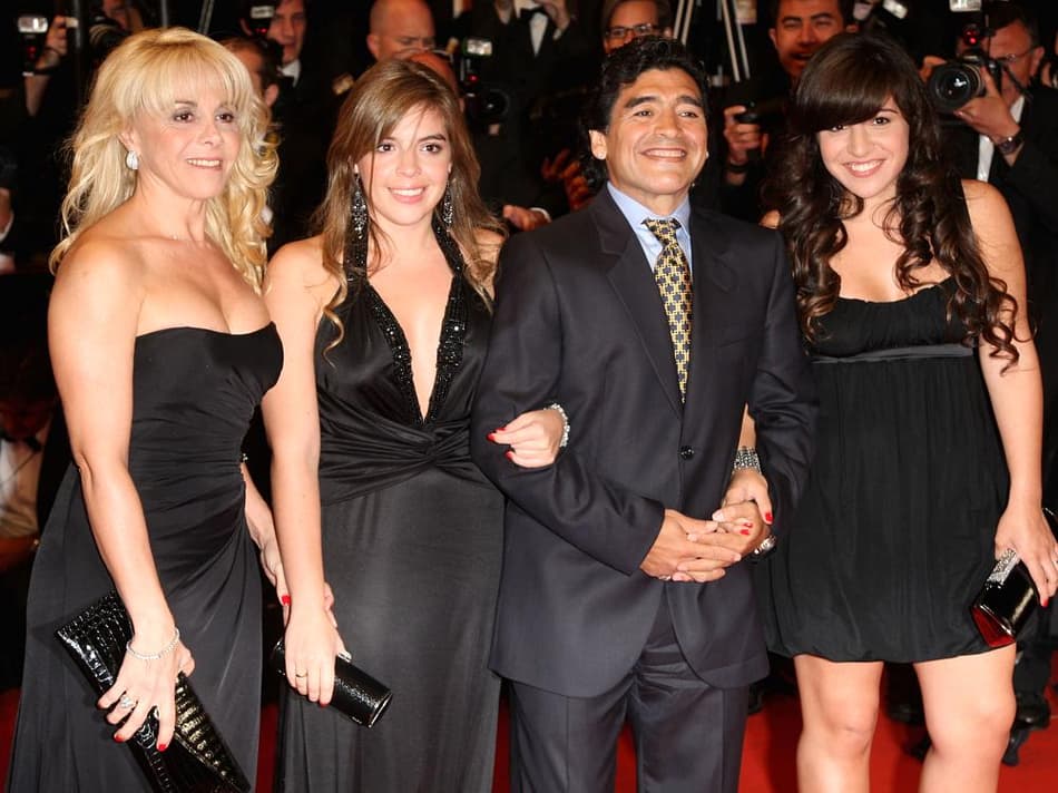 Batalha judicial de Maradona com ex-mulher chega as suas filhas