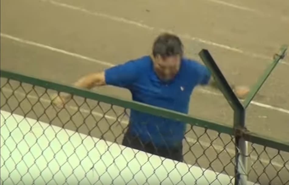 Técnico na Bolívia demonstrou profunda ira com gol do adversário
