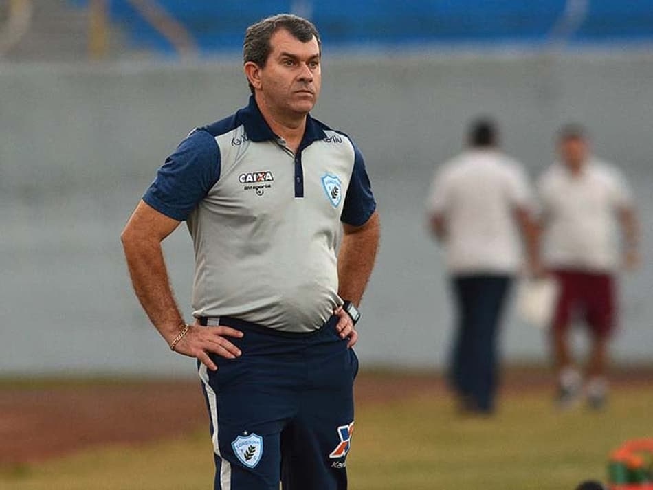 Cláudio Tencati é o novo técnico do Atlético-GO