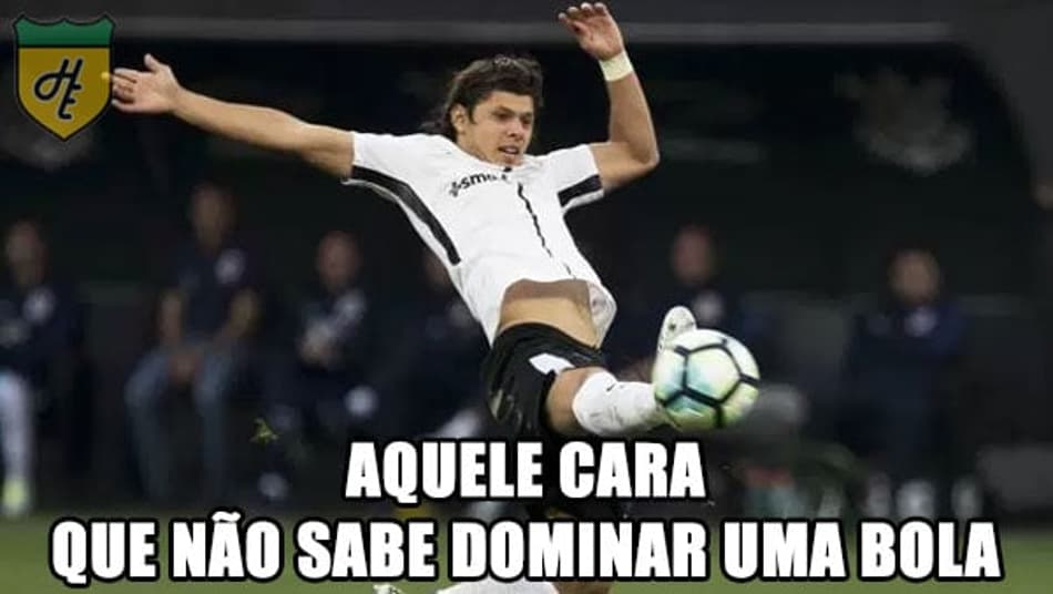 O ROMERO: A bola parece que está sempre pegando fogo e ele nunca consegue dominar. É conhecido como matador... de jogadas. Até porque matador de bola que ele não é!