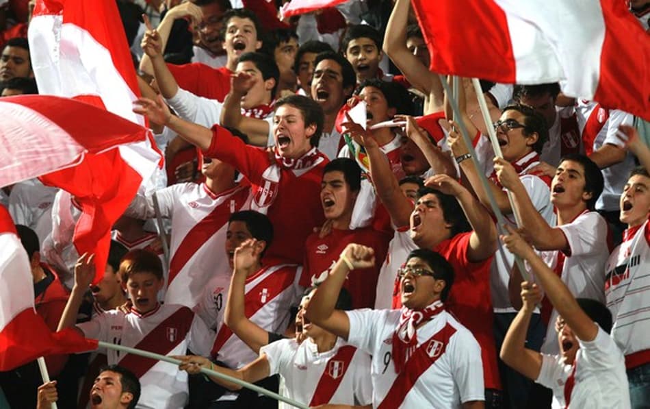 Torcida do Peru faz festa no desembarque da seleção em Buenos Aires
