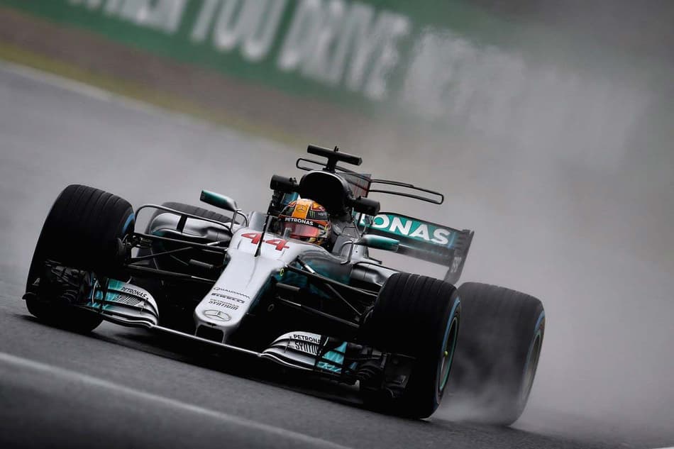 F1: Com apenas 5 pilotos marcando tempo, Hamilton lidera TL2 chuvoso em Suzuka