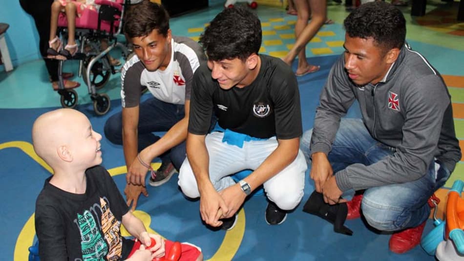 Meninos do Vasco fazem a alegria da criançada na Casa Ronald McDonald