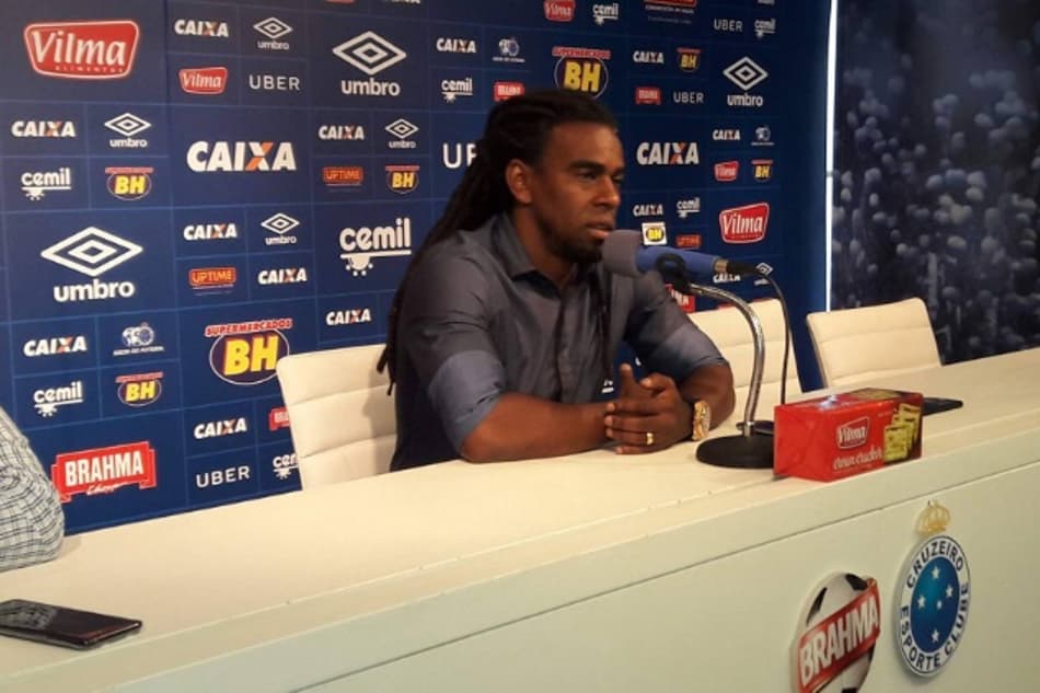 Emocionado, Tinga relembra dificuldades para se tornar jogador de futebol