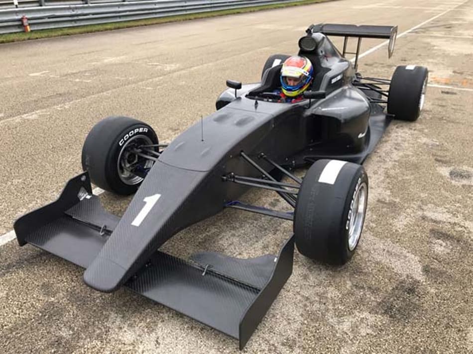 Carlos Cunha Filho testa carro novo da categoria Pro Mazda