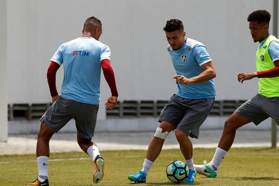 Marquinho treina com bola pela primeira vez após cirurgia no joelho