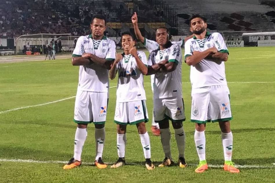 No sufoco, América-MG vence Santa Cruz no Arruda