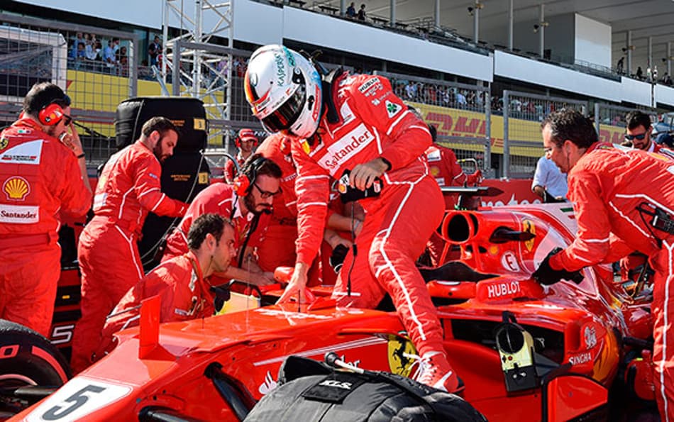 Vettel recebe reprimenda por não participar do hino nacional japonês