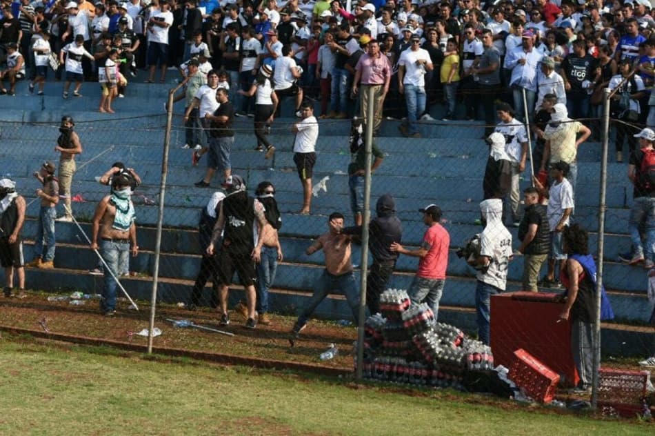 Jogo no Paraguai tem confusão e tiros nas arquibancadas