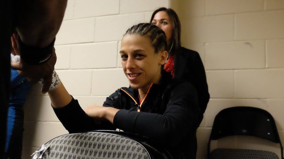 Joanna Jedrzejczyk posa com dois cinturões do UFC e brinca com fãs