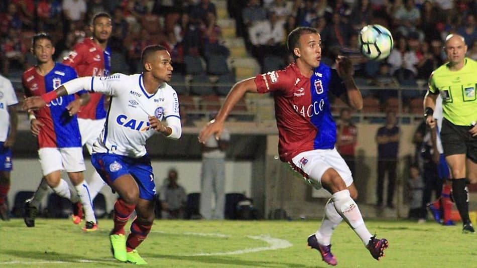 De olho em chance, Matheus Carvalho segue rotina forte de treinos no Paraná Clube