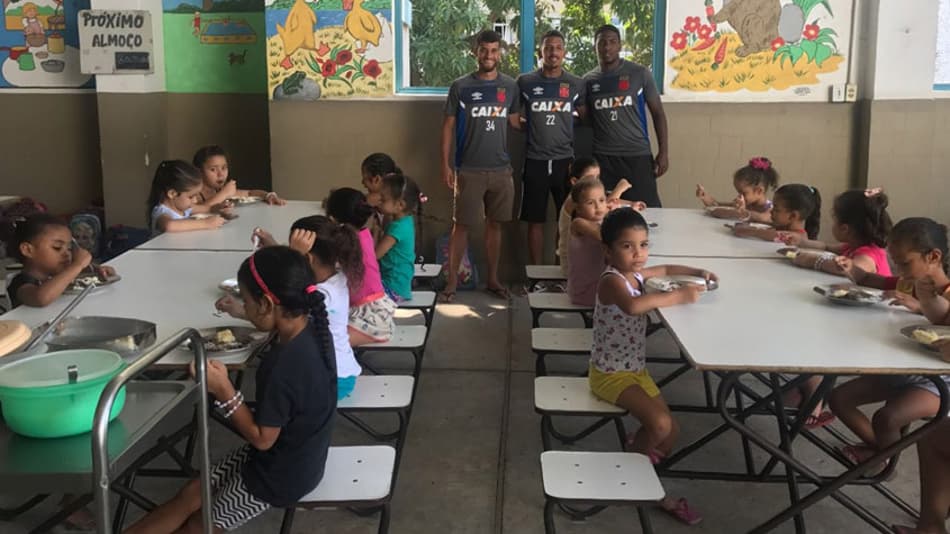 Vasco inicia doação dos alimentos arrecadados na Exposição. Confira a seguir outras fotos na galeria especial do LANCE!
