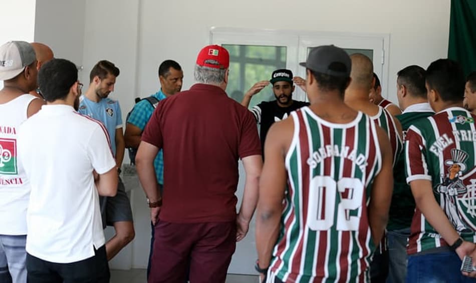 Henrique Dourado e Henrique conversaram com torcedores no CT