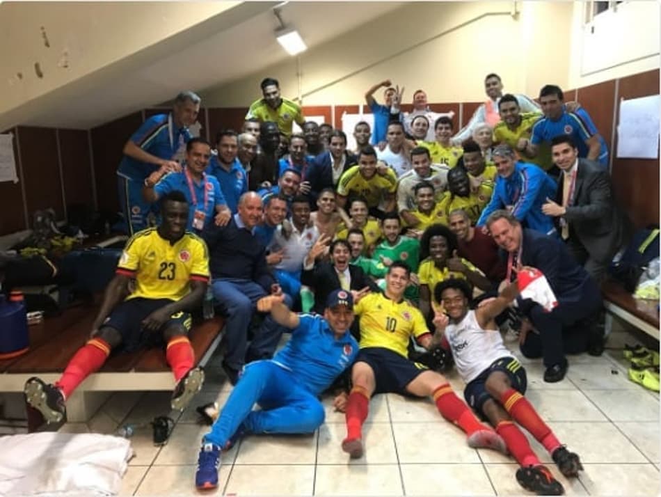 James Rodríguez parabeniza seleção da Colômbia por classificação