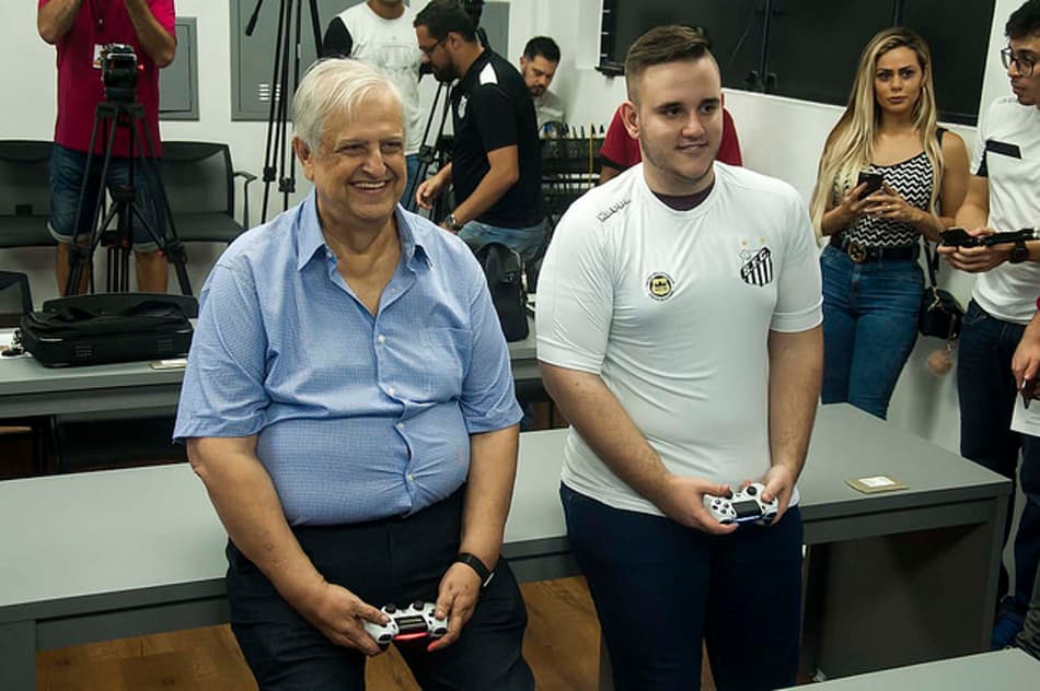 Presidente do Santos apresenta reforço de e-sports e joga videogame