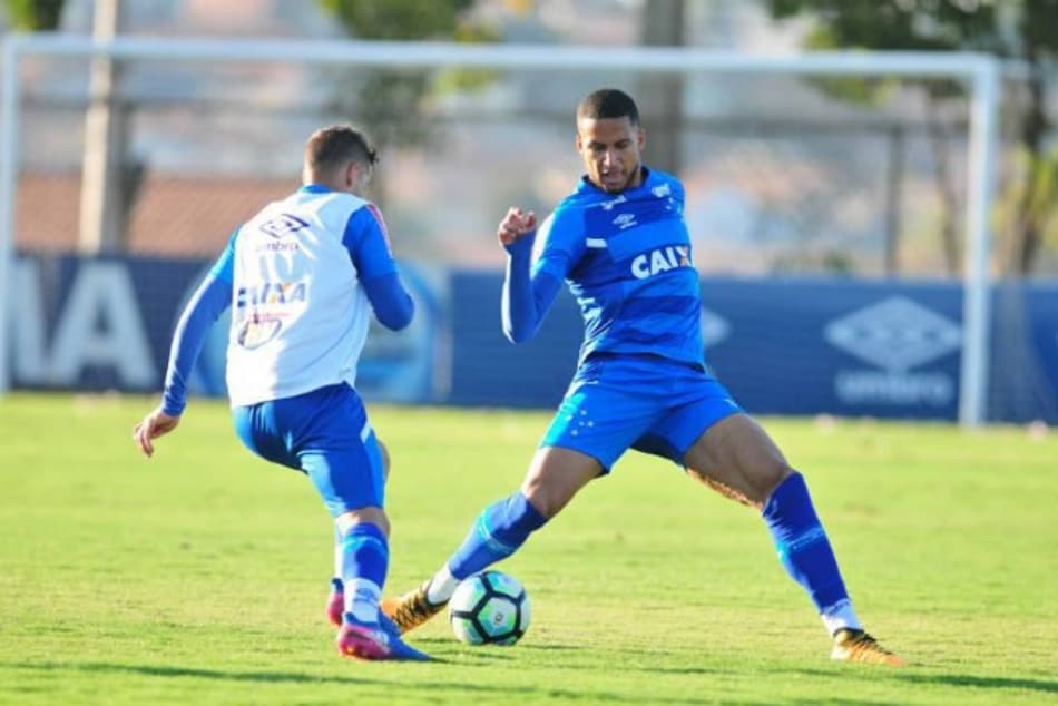 Treino do Cruzeiro conta com retorno de Mano Menezes e dupla de zaga