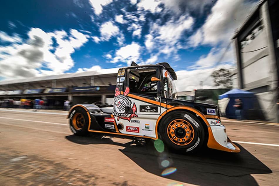Pelo Corinthians, Danilo Dirani é pole na Copa Truck em Tarumã