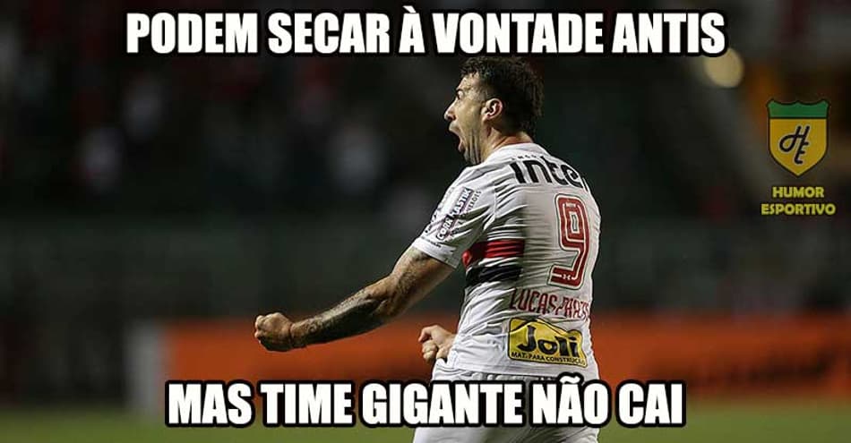 São Paulo sai da zona de rebaixamento e torcida faz a festa na web