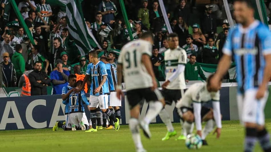 Grêmio marca nos acréscimos contra o Coritiba e assume vice-liderança
