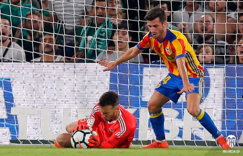 Neto vibra com 1º pênalti defendido e campanha invicta do Valencia