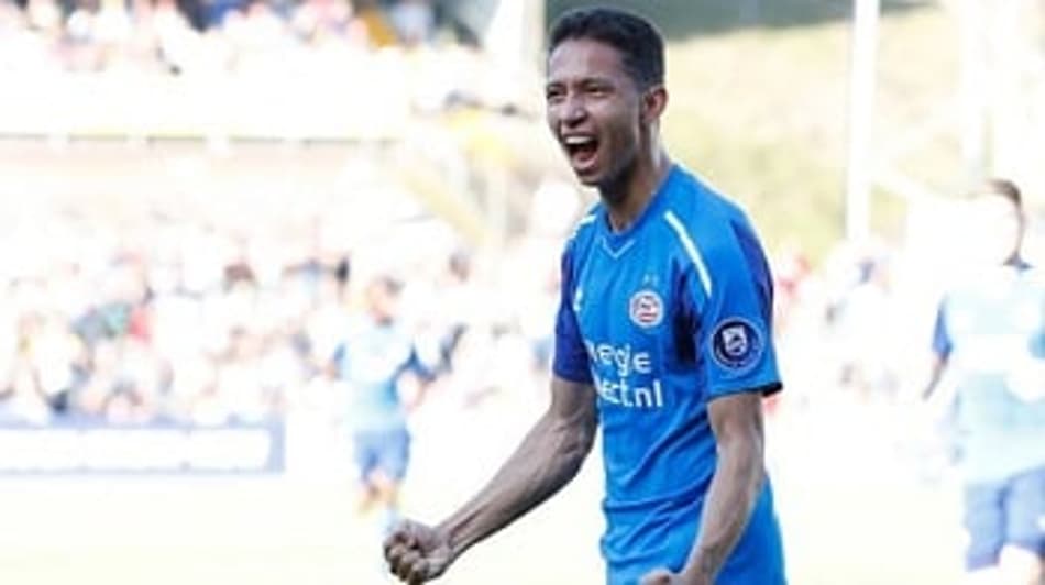 Atacante se torna segundo brasileiro a marcar na estreia pelo PSV