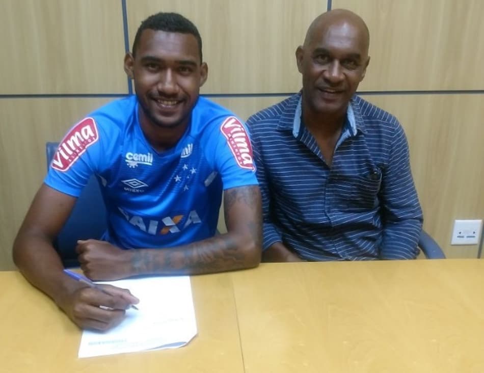 Cruzeiro renova contrato do zagueiro Arthur até 2021