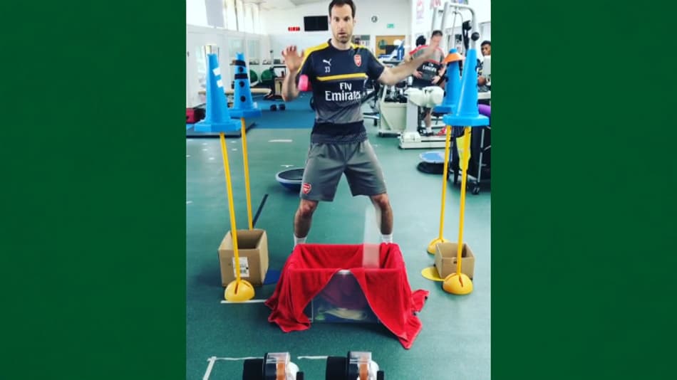 Petr Cech faz treino de reflexo com bolinhas de ping pong; assista