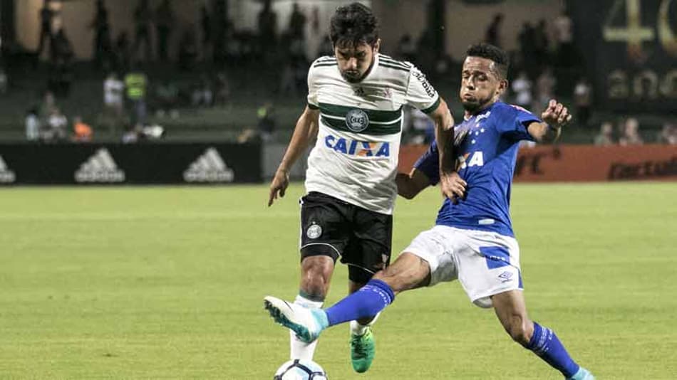 Cruzeiro deixa derrota de lado e desembarca em BH focado no clássico