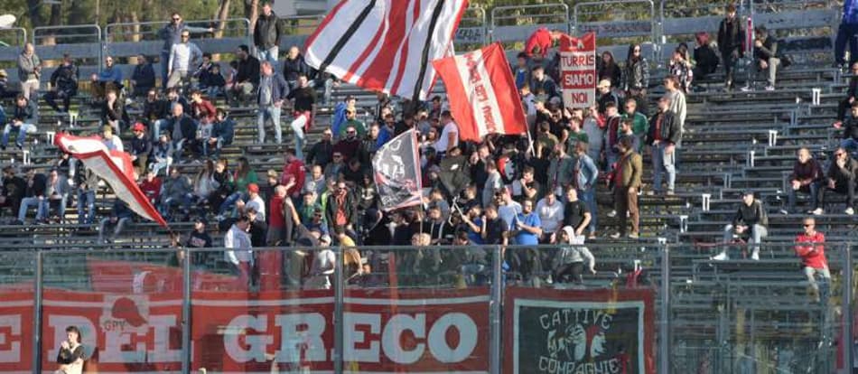 Bizarro: jogador italiano é suspenso após urinar na direção da torcida