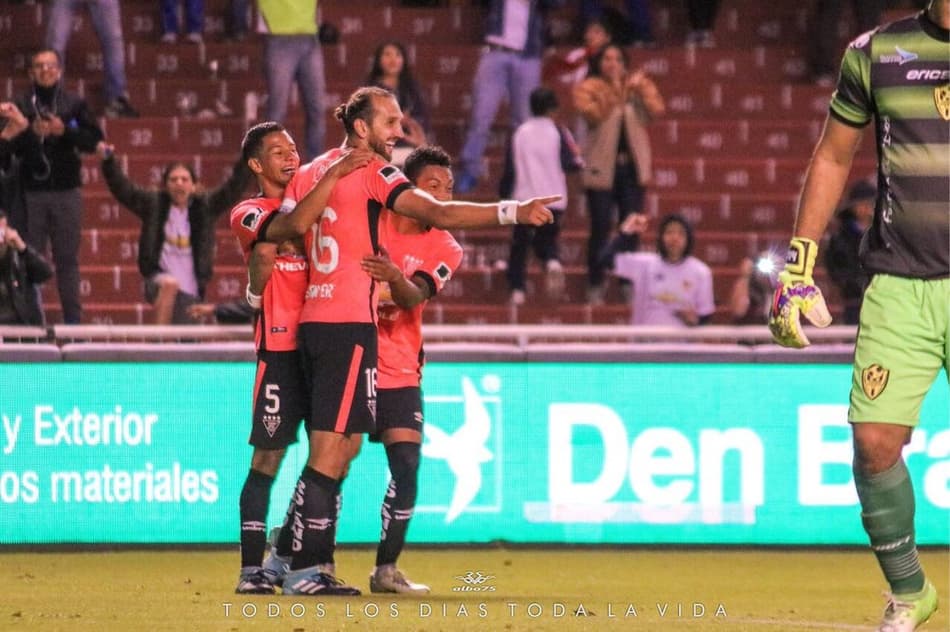 LDU reedita cobrança de pênalti imortalizada por Johan Cruyff; Confira
