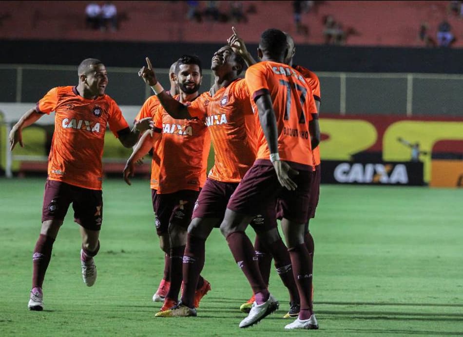Em jogo de viradas, Atlético-PR bate o Vitória e respira aliviado