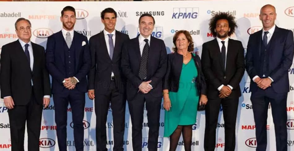 Nadal recebe premiação e posa com jogadores do Real Madri