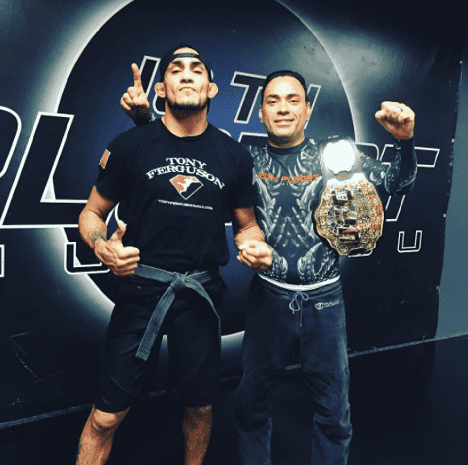 Após título no UFC, Tony Ferguson recebe faixa-preta de jiu-jitsu