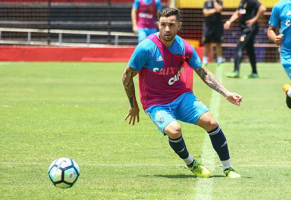 Mena quer recuperar vaga no time titular do Sport