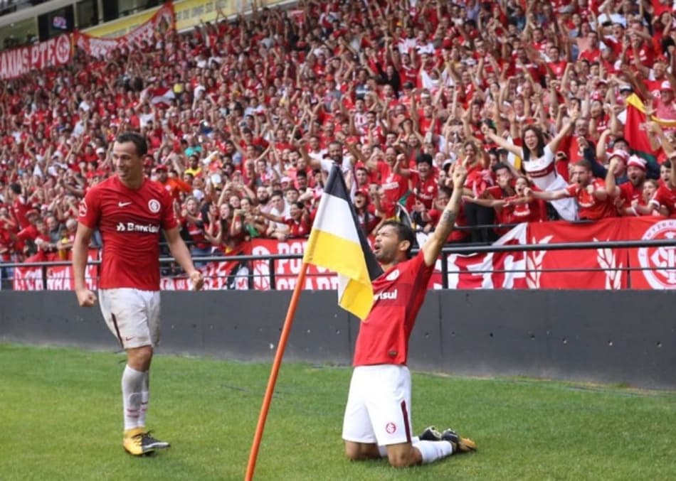Herói da vitória, Carlos exalta a força do elenco Colorado