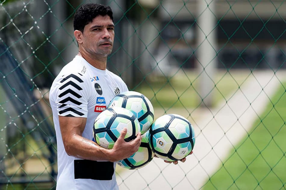 Titular no Santos, Renato retorna e diz: ‘Em casa é obrigação vencer’