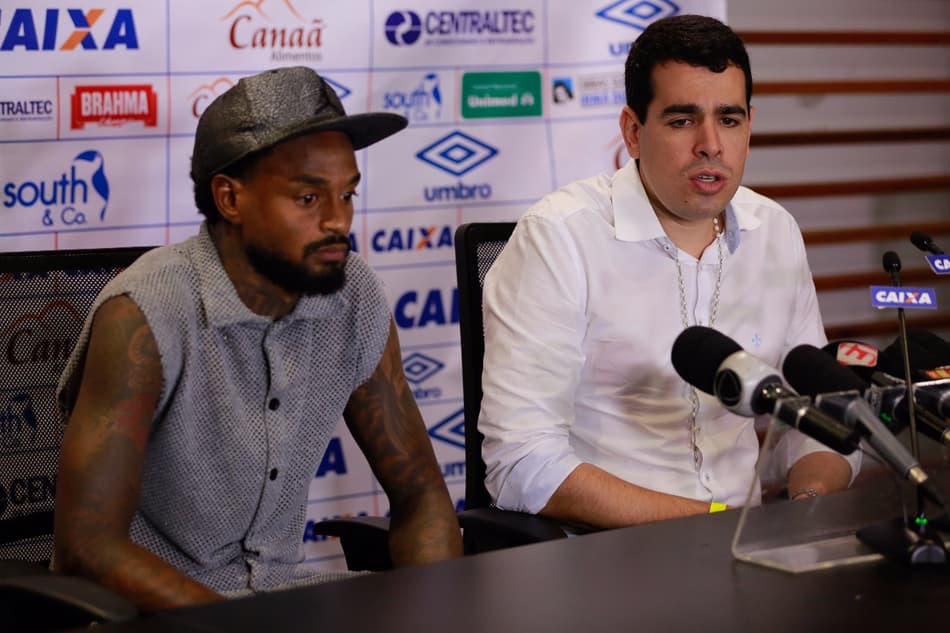 Renê Junior lamenta xingamento racista de jogador do Vitória
