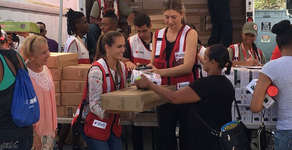 Sharapova viaja para Porto Rico e se une à campeã Olímpica em doações